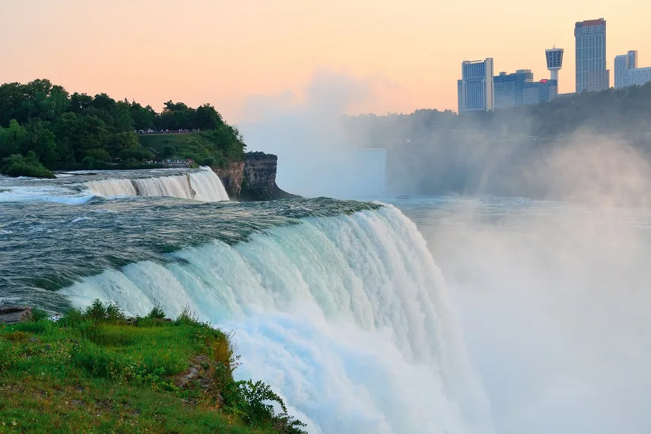 Ниагарский водопад. <a href="https://ru.freepik.com/free-photo/niagara-falls-closeup-dusk_26921312.htm#fromView=search&page=1&position=2&uuid=ab668732-ea86-43a1-98d5-9a06c3d97ff4">Источник фото</a>