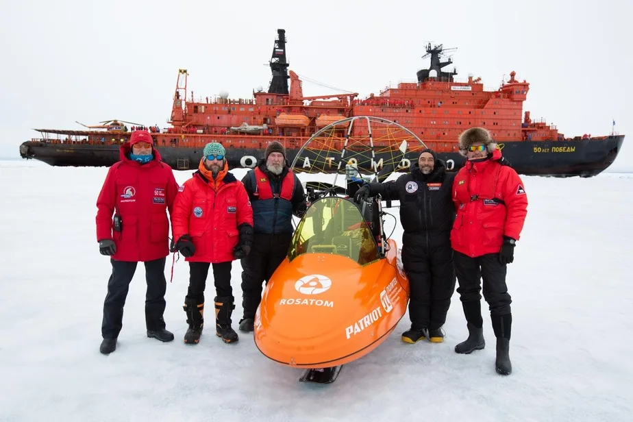 Полёт к Северному полюсу на мотопараплане. <a href="https://konyukhov.ru/project/expedition/polyot-k-severnomu-polyusu-na-motoparaplane" target="_blank" rel="noopener">Источник фото</a>